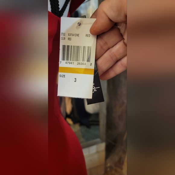 Elegant Red Off-Shoulder Evening Gown - Picture 3 of 7